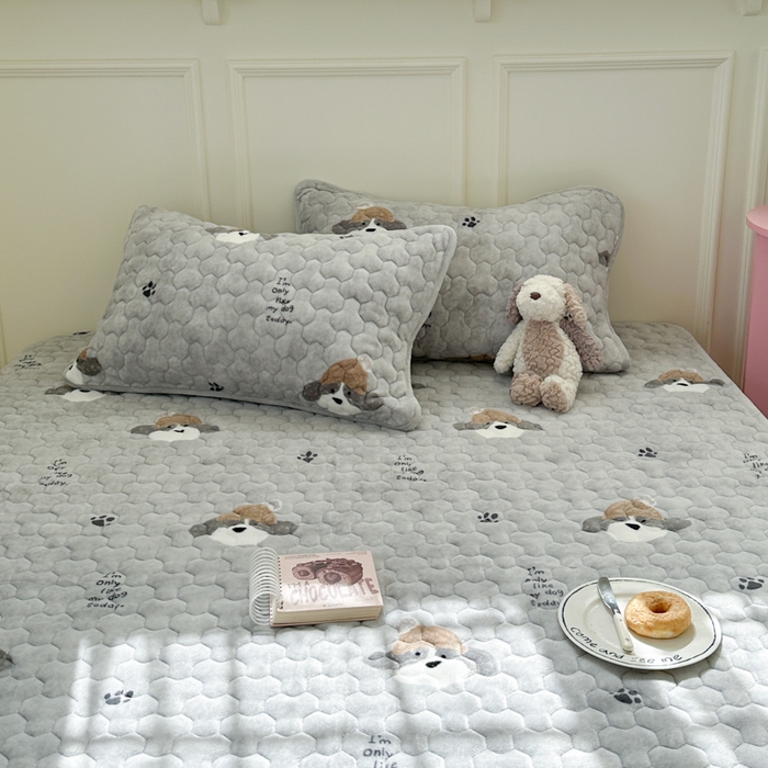 91家纺网 家纺一手货源 找家纺 Sweet dreams甜梦 2025新款高克重牛奶绒印花夹棉床笠 帽子狗狗