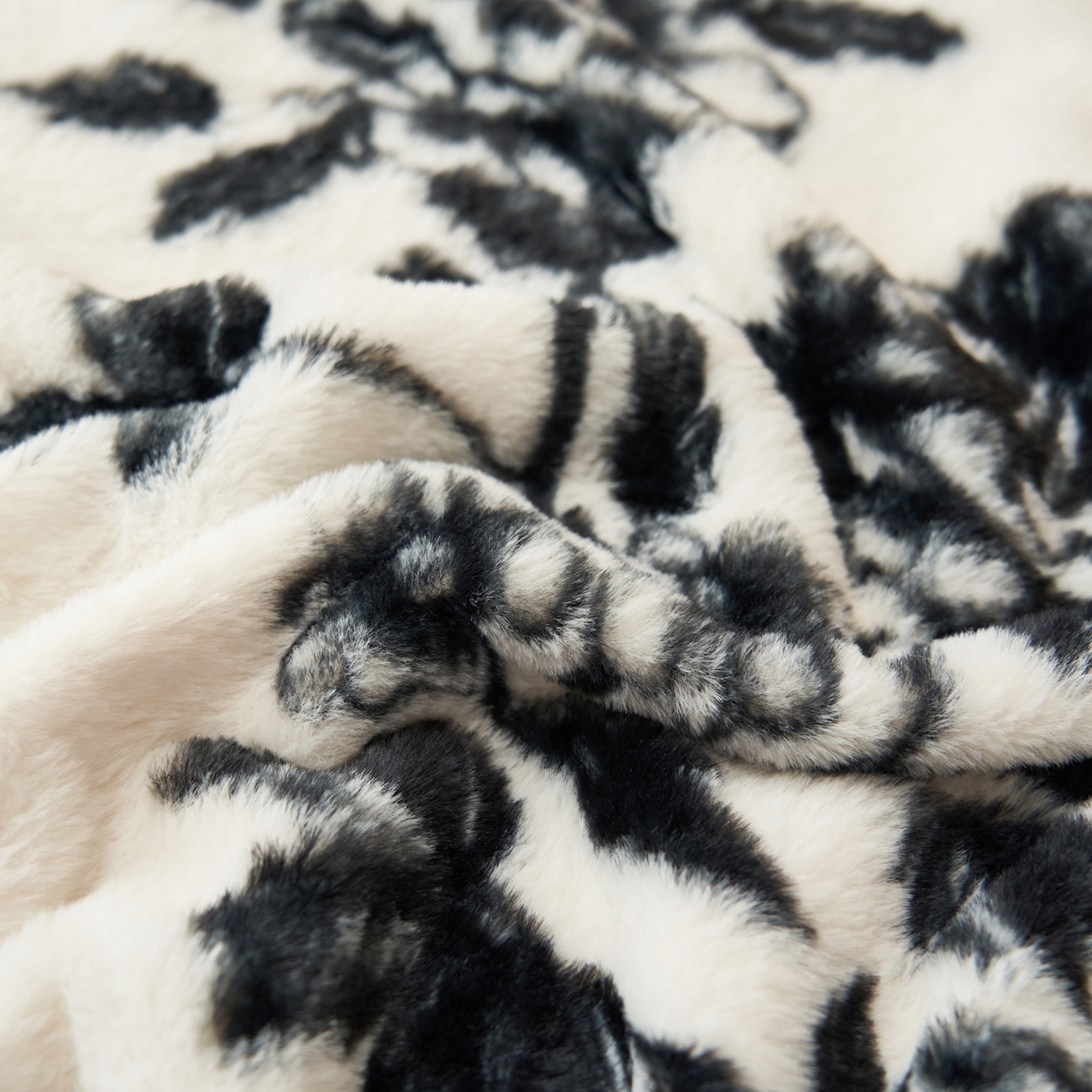 91家纺网 家纺一手货源 找家纺 晨曦家纺 2025新款兔毛绒海獭绒双层毛毯三角针复合毛毯 幽梦