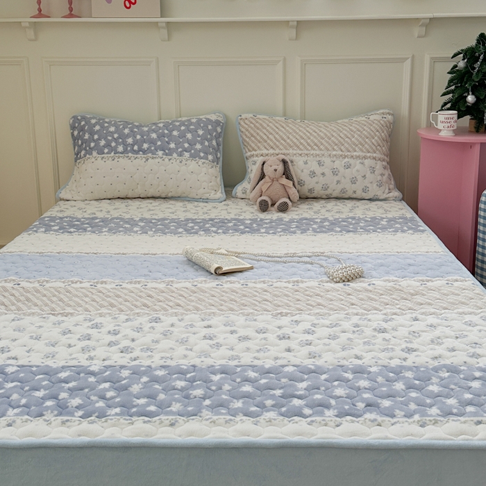 91家纺网 家纺一手货源 找家纺 Sweet dreams甜梦 2025新款高克重牛奶绒印花夹棉床笠 条纹花花