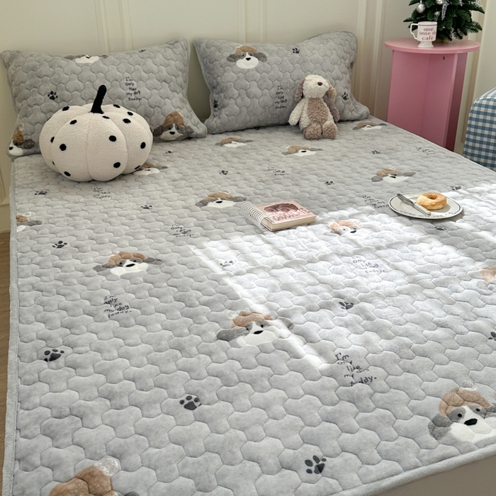 91家纺网 家纺一手货源 找家纺 Sweet dreams甜梦 2025新款高克重牛奶绒印花夹棉床笠 帽子狗狗