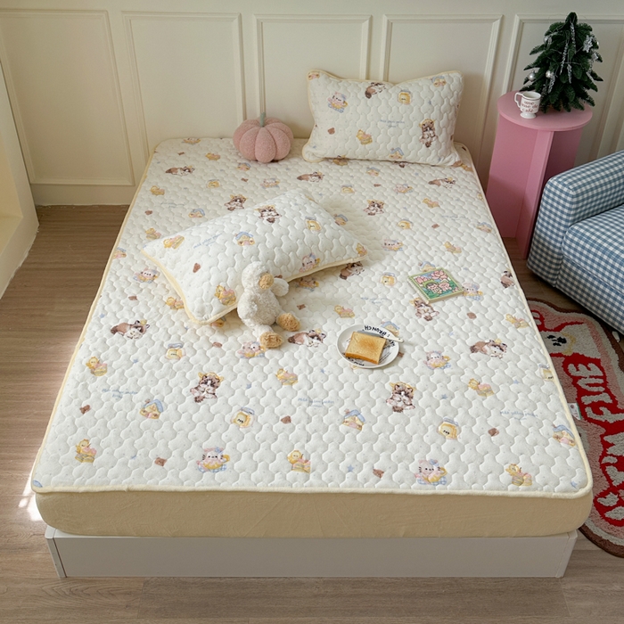 91家纺网 家纺一手货源 找家纺 Sweet dreams甜梦 2025新款高克重牛奶绒印花夹棉床笠 蛋糕猫猫