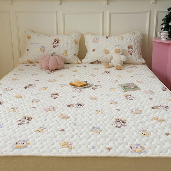 91家纺网 家纺一手货源 找家纺 Sweet dreams甜梦 2025新款高克重牛奶绒印花夹棉床笠 蛋糕猫猫