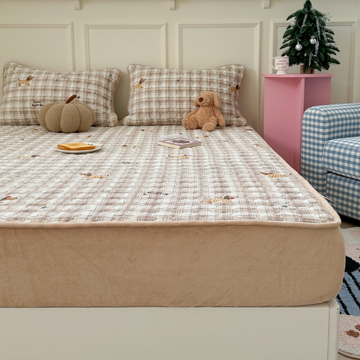 91家纺网 家纺一手货源 找家纺 Sweet dreams甜梦 2025新款高克重牛奶绒印花夹棉床笠 苹果腊肠狗