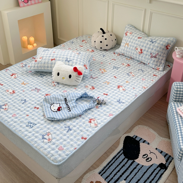 91家纺网 家纺一手货源 找家纺 Sweet dreams甜梦 2025新款高克重牛奶绒印花夹棉床笠 蝴蝶结猫猫