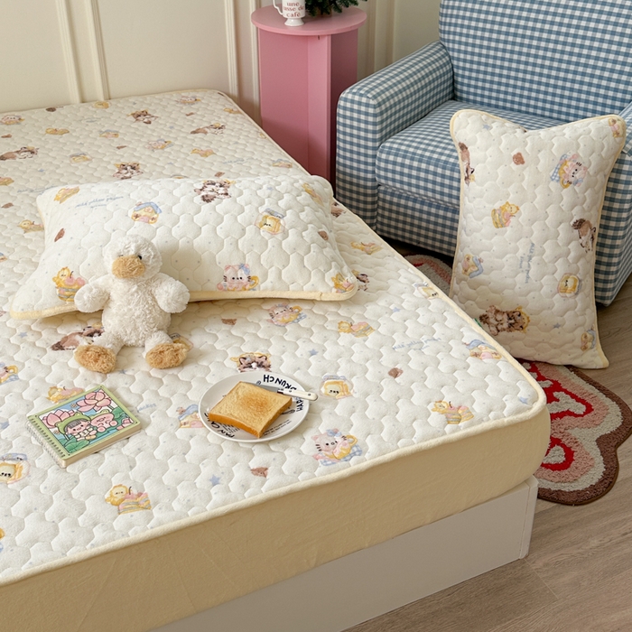 91家纺网 家纺一手货源 找家纺 Sweet dreams甜梦 2025新款高克重牛奶绒印花夹棉床笠 蛋糕猫猫