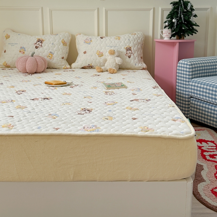 91家纺网 家纺一手货源 找家纺 Sweet dreams甜梦 2025新款高克重牛奶绒印花夹棉床笠 蛋糕猫猫