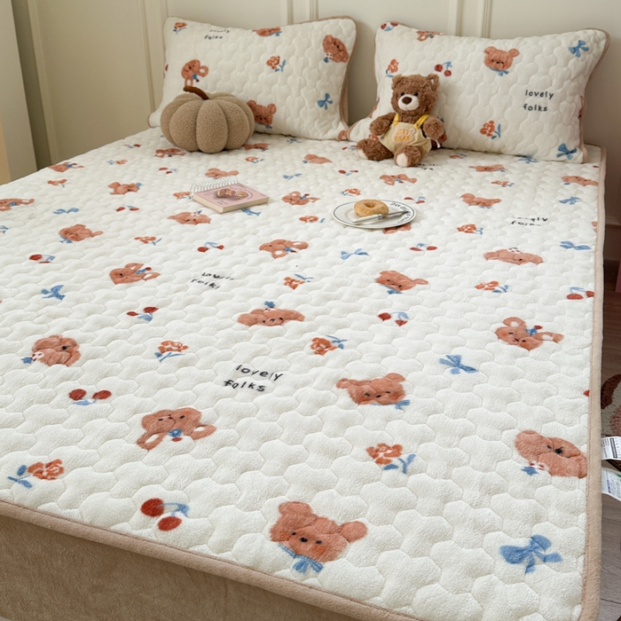 91家纺网 家纺一手货源 找家纺 Sweet dreams甜梦 2025新款高克重牛奶绒印花夹棉床笠 蝴蝶结狗狗