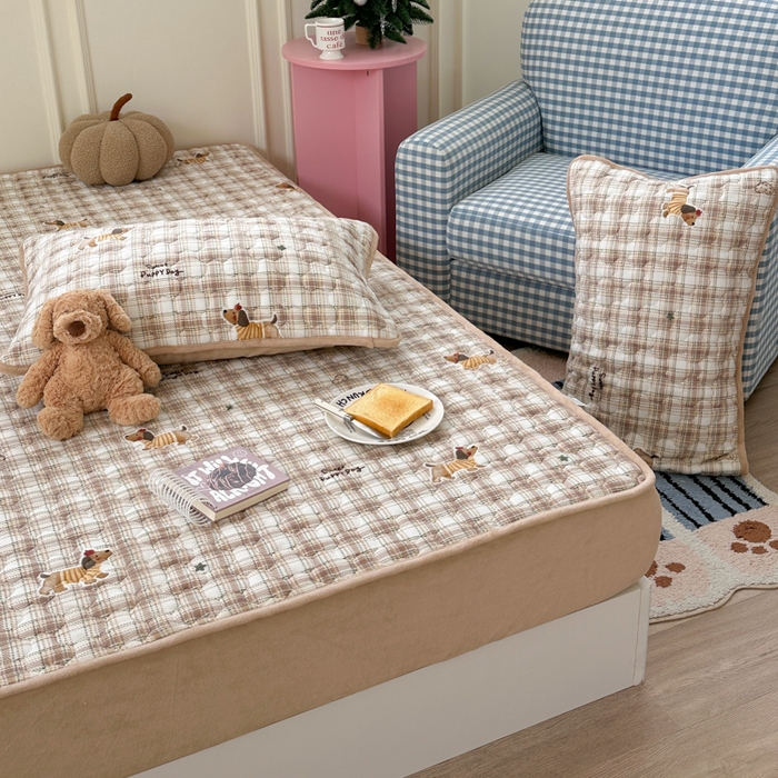 91家纺网 家纺一手货源 找家纺 Sweet dreams甜梦 2025新款高克重牛奶绒印花夹棉床笠 苹果腊肠狗