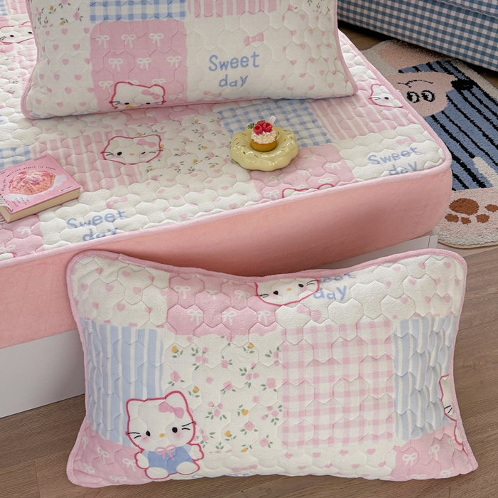91家纺网 家纺一手货源 找家纺 Sweet dreams甜梦 2025新款高克重牛奶绒印花夹棉床笠 粉色猫猫
