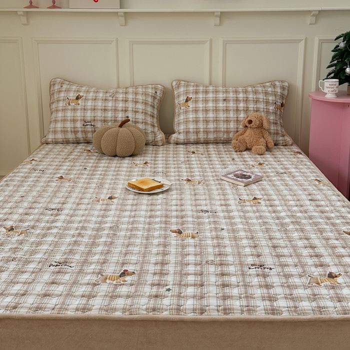 91家纺网 家纺一手货源 找家纺 Sweet dreams甜梦 2025新款高克重牛奶绒印花夹棉床笠 苹果腊肠狗