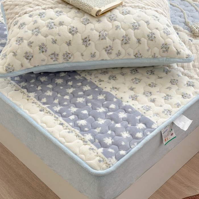 91家纺网 家纺一手货源 找家纺 Sweet dreams甜梦 2025新款高克重牛奶绒印花夹棉床笠 条纹花花