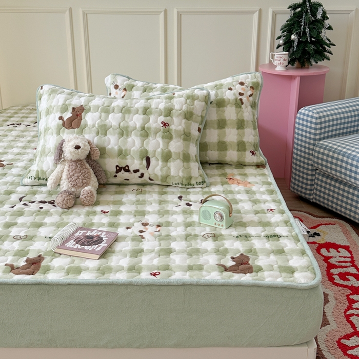 91家纺网 家纺一手货源 找家纺 Sweet dreams甜梦 2025新款高克重牛奶绒印花夹棉床笠 格子猫猫