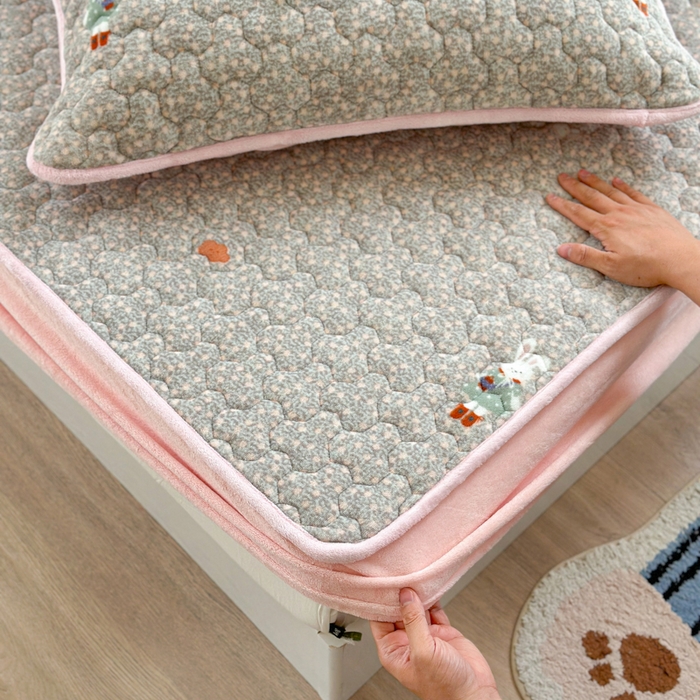 91家纺网 家纺一手货源 找家纺 Sweet dreams甜梦 2025新款高克重牛奶绒印花夹棉床笠 碎花小兔