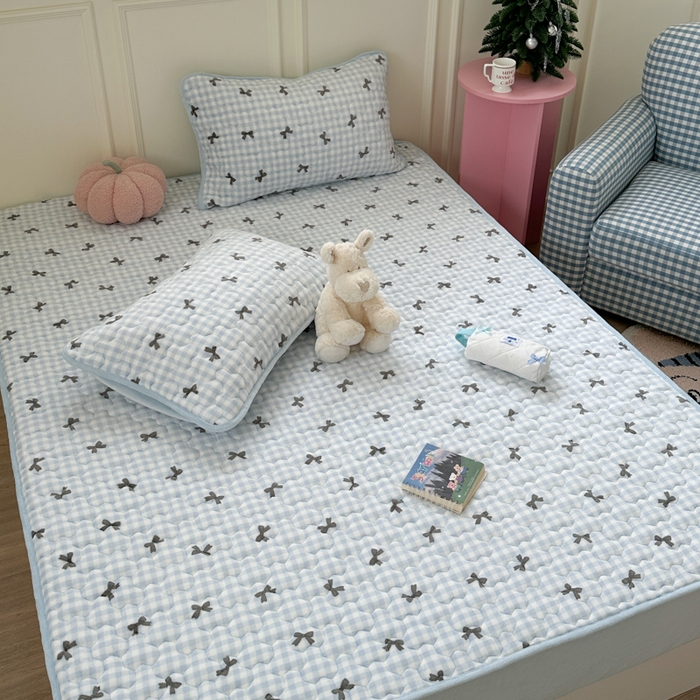 91家纺网 家纺一手货源 找家纺 Sweet dreams甜梦 2025新款高克重牛奶绒印花夹棉床笠 蓝色蝴蝶结