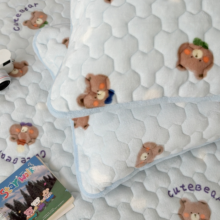 91家纺网 家纺一手货源 找家纺 Sweet dreams甜梦 2025新款高克重牛奶绒印花夹棉床笠 可爱小熊