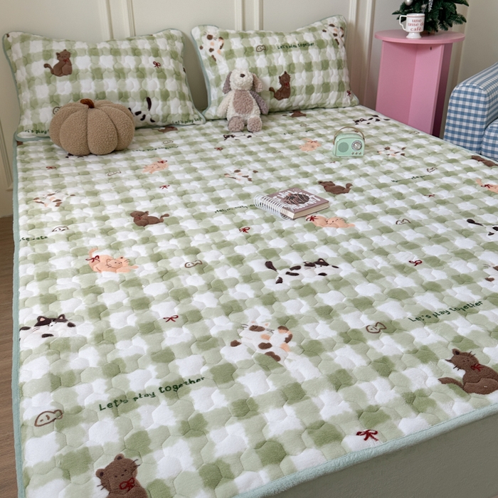 91家纺网 家纺一手货源 找家纺 Sweet dreams甜梦 2025新款高克重牛奶绒印花夹棉床笠 格子猫猫