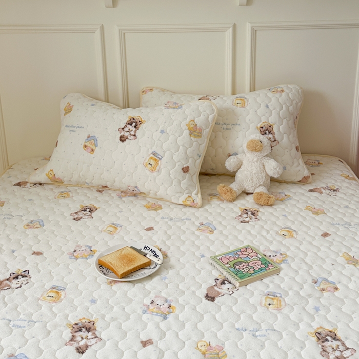 91家纺网 家纺一手货源 找家纺 Sweet dreams甜梦 2025新款高克重牛奶绒印花夹棉床笠 蛋糕猫猫