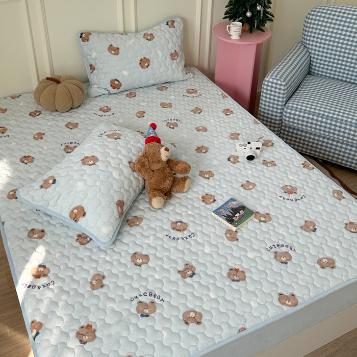 91家纺网 家纺一手货源 找家纺 Sweet dreams甜梦 2025新款高克重牛奶绒印花夹棉床笠 可爱小熊