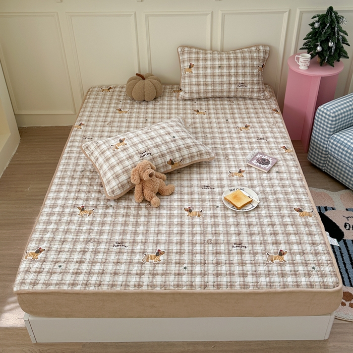 91家纺网 家纺一手货源 找家纺 Sweet dreams甜梦 2025新款高克重牛奶绒印花夹棉床笠 苹果腊肠狗