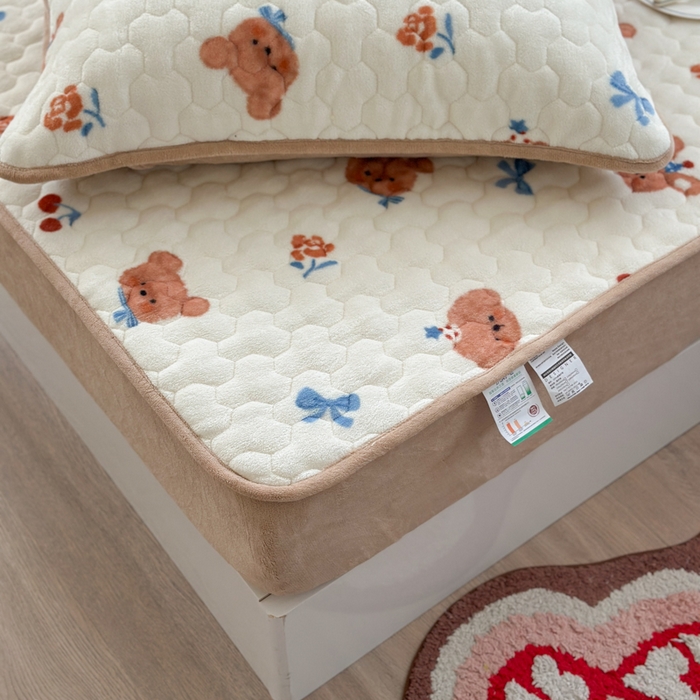 91家纺网 家纺一手货源 找家纺 Sweet dreams甜梦 2025新款高克重牛奶绒印花夹棉床笠 蝴蝶结狗狗