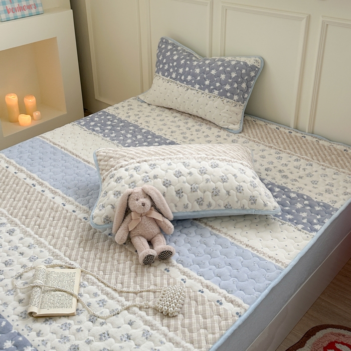 91家纺网 家纺一手货源 找家纺 Sweet dreams甜梦 2025新款高克重牛奶绒印花夹棉床笠 条纹花花