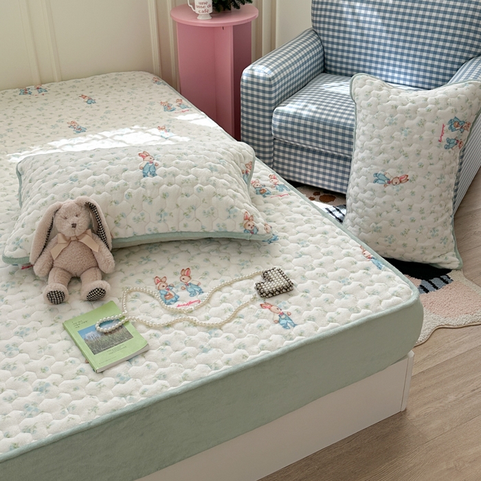 91家纺网 家纺一手货源 找家纺 Sweet dreams甜梦 2025新款高克重牛奶绒印花夹棉床笠 花纹小兔