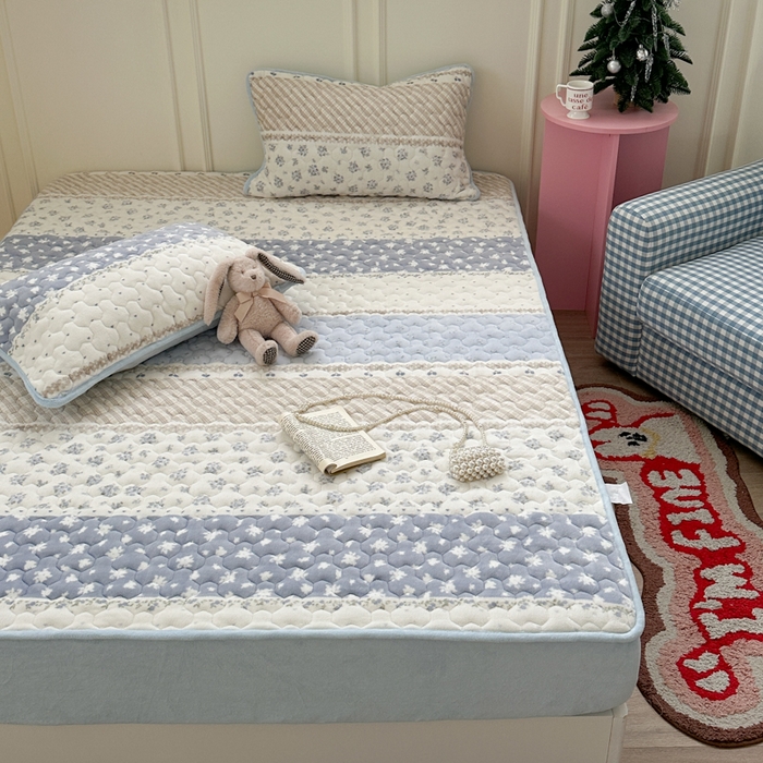 91家纺网 家纺一手货源 找家纺 Sweet dreams甜梦 2025新款高克重牛奶绒印花夹棉床笠 条纹花花