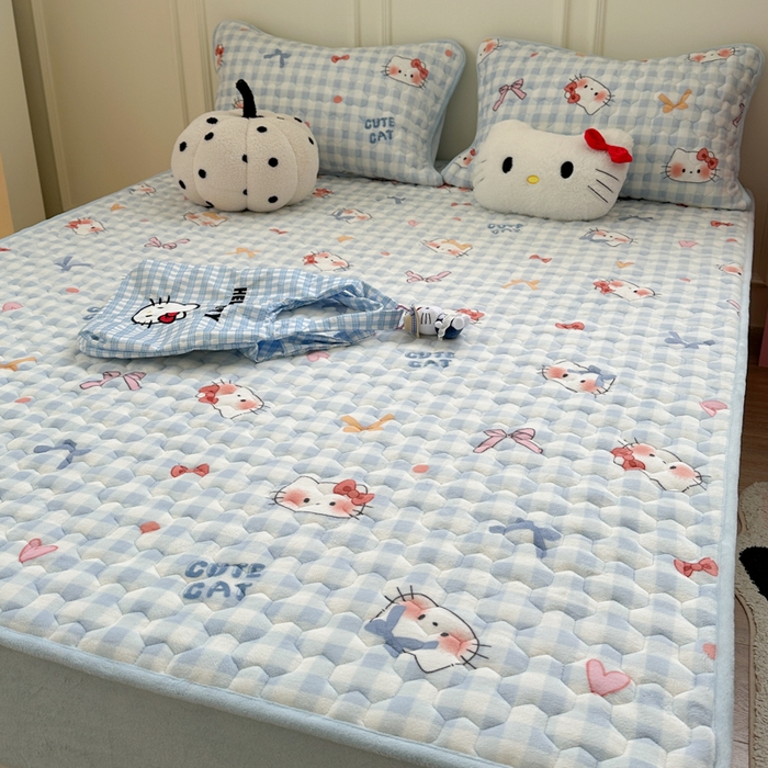 91家纺网 家纺一手货源 找家纺 Sweet dreams甜梦 2025新款高克重牛奶绒印花夹棉床笠 蝴蝶结猫猫