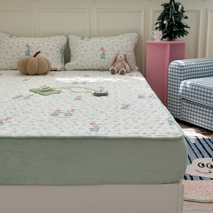 91家纺网 家纺一手货源 找家纺 Sweet dreams甜梦 2025新款高克重牛奶绒印花夹棉床笠 花纹小兔