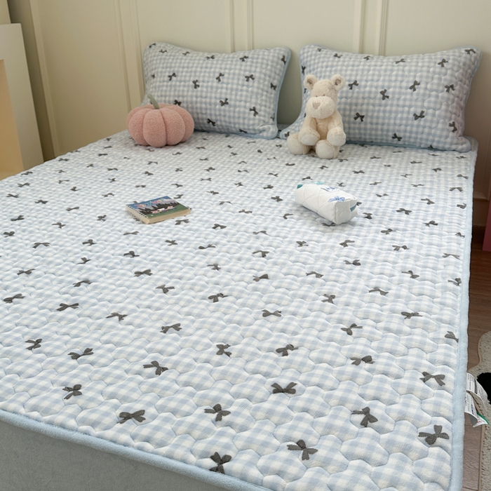 91家纺网 家纺一手货源 找家纺 Sweet dreams甜梦 2025新款高克重牛奶绒印花夹棉床笠 蓝色蝴蝶结