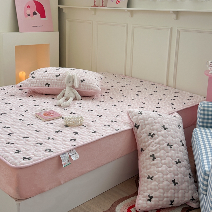 91家纺网 家纺一手货源 找家纺 Sweet dreams甜梦 2025新款高克重牛奶绒印花夹棉床笠 粉色蝴蝶结