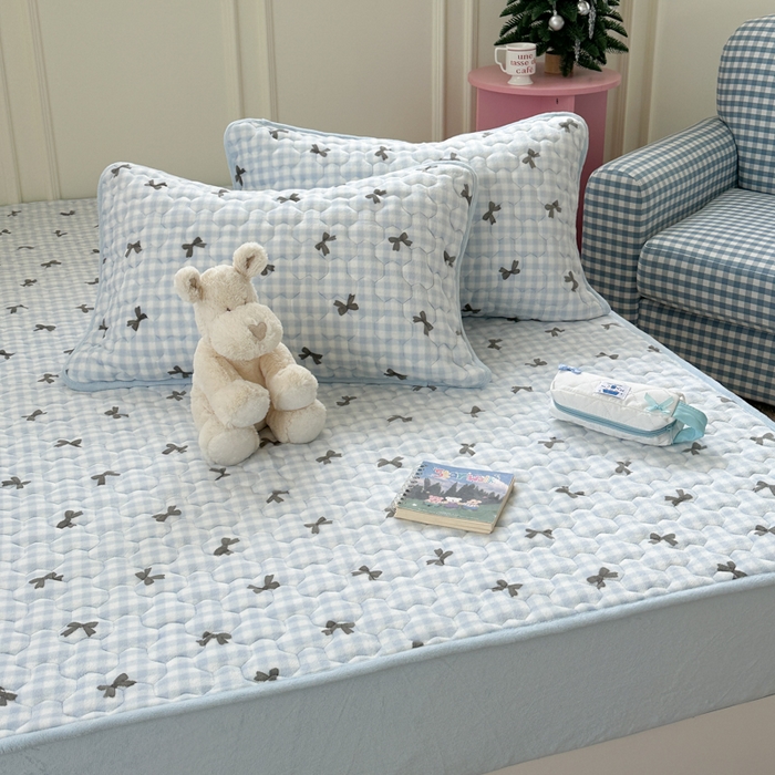 91家纺网 家纺一手货源 找家纺 Sweet dreams甜梦 2025新款高克重牛奶绒印花夹棉床笠 蓝色蝴蝶结