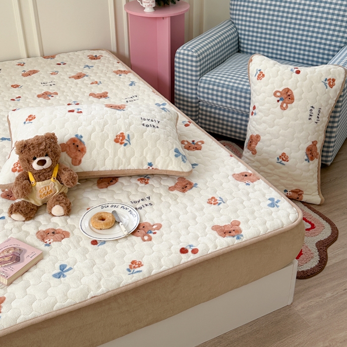 91家纺网 家纺一手货源 找家纺 Sweet dreams甜梦 2025新款高克重牛奶绒印花夹棉床笠 蝴蝶结狗狗