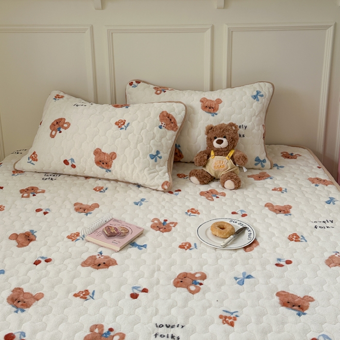 91家纺网 家纺一手货源 找家纺 Sweet dreams甜梦 2025新款高克重牛奶绒印花夹棉床笠 蝴蝶结狗狗