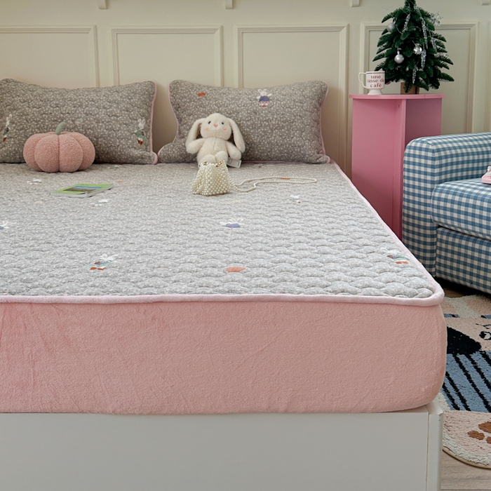 91家纺网 家纺一手货源 找家纺 Sweet dreams甜梦 2025新款高克重牛奶绒印花夹棉床笠 碎花小兔