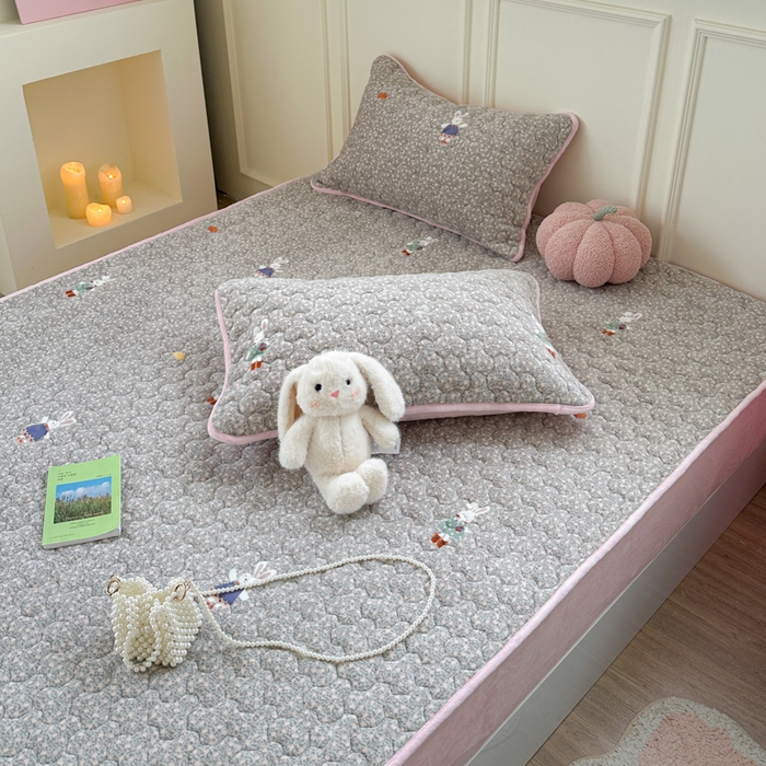 91家纺网 家纺一手货源 找家纺 Sweet dreams甜梦 2025新款高克重牛奶绒印花夹棉床笠 碎花小兔