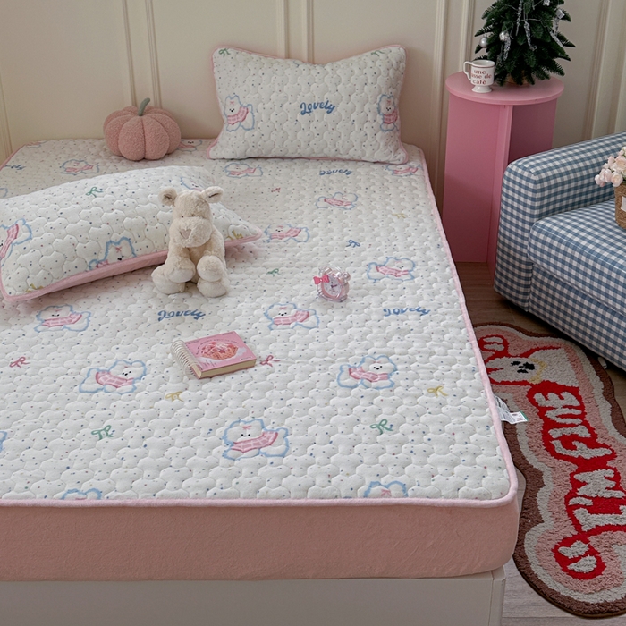 91家纺网 家纺一手货源 找家纺 Sweet dreams甜梦 2025新款高克重牛奶绒印花夹棉床笠 斑点狗狗