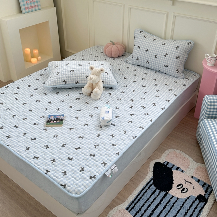 91家纺网 家纺一手货源 找家纺 Sweet dreams甜梦 2025新款高克重牛奶绒印花夹棉床笠 蓝色蝴蝶结