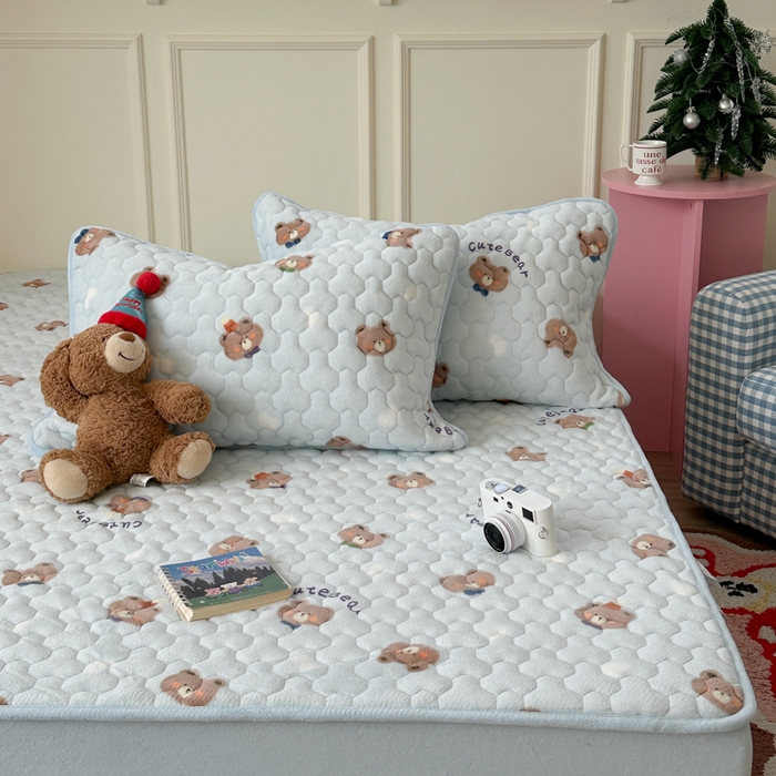 91家纺网 家纺一手货源 找家纺 Sweet dreams甜梦 2025新款高克重牛奶绒印花夹棉床笠 可爱小熊