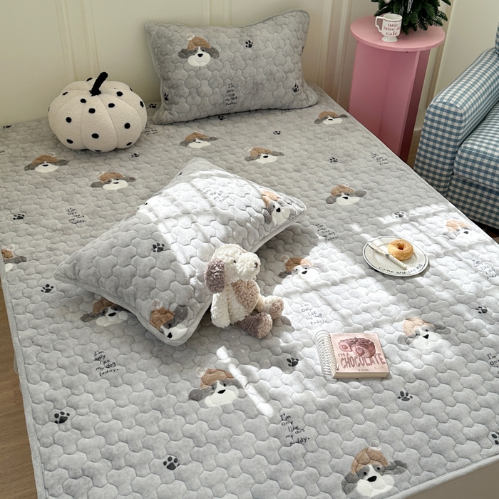 91家纺网 家纺一手货源 找家纺 Sweet dreams甜梦 2025新款高克重牛奶绒印花夹棉床笠 帽子狗狗