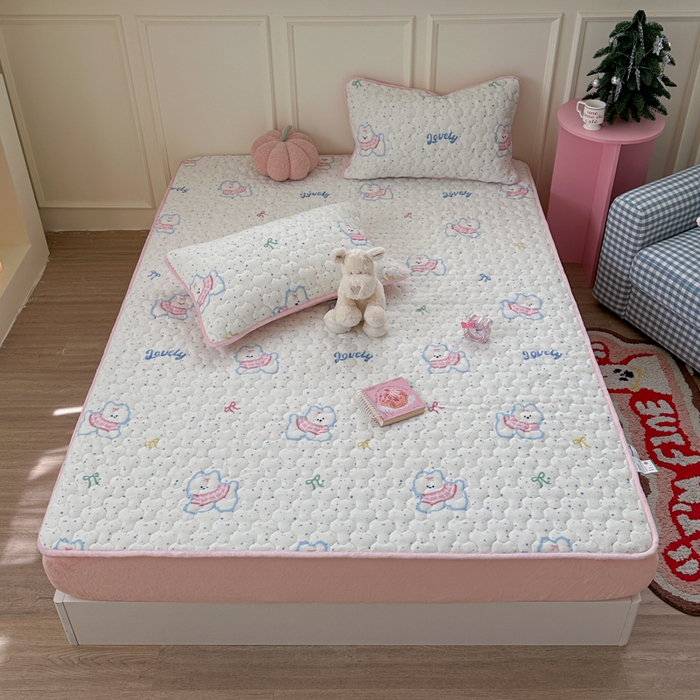 91家纺网 家纺一手货源 找家纺 Sweet dreams甜梦 2025新款高克重牛奶绒印花夹棉床笠 斑点狗狗