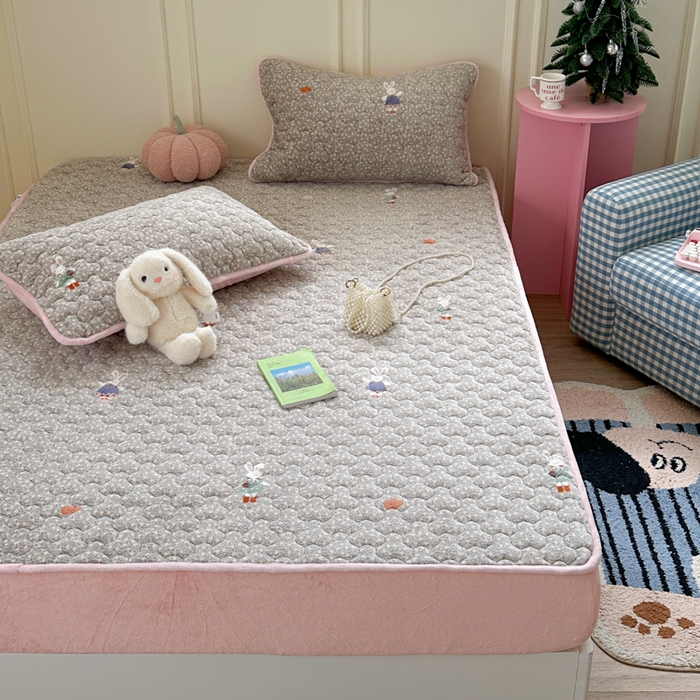 91家纺网 家纺一手货源 找家纺 Sweet dreams甜梦 2025新款高克重牛奶绒印花夹棉床笠 碎花小兔