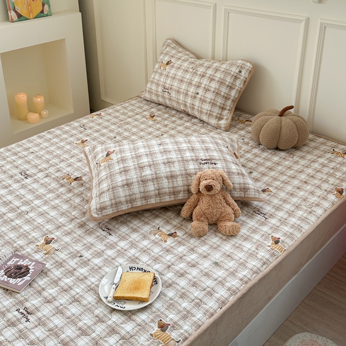 91家纺网 家纺一手货源 找家纺 Sweet dreams甜梦 2025新款高克重牛奶绒印花夹棉床笠 苹果腊肠狗