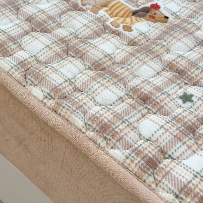 91家纺网 家纺一手货源 找家纺 Sweet dreams甜梦 2025新款高克重牛奶绒印花夹棉床笠 苹果腊肠狗