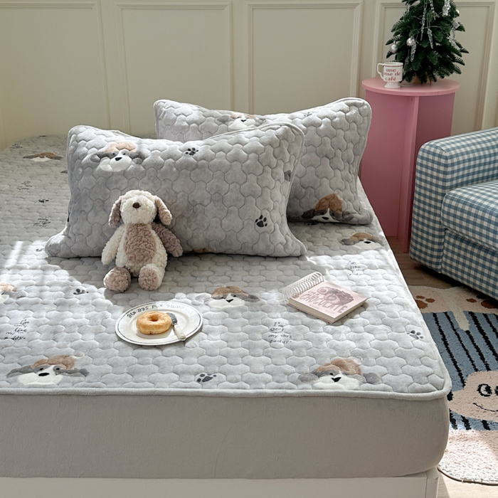 91家纺网 家纺一手货源 找家纺 Sweet dreams甜梦 2025新款高克重牛奶绒印花夹棉床笠 帽子狗狗