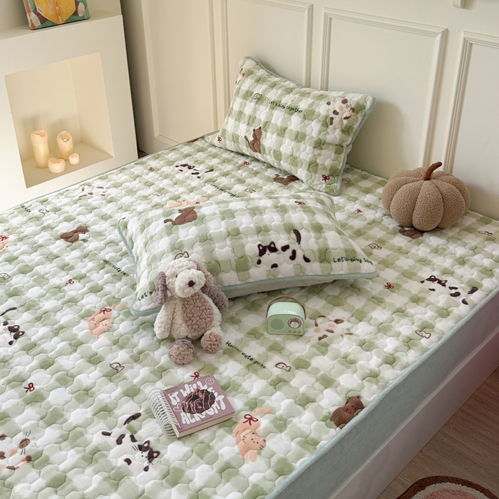 91家纺网 家纺一手货源 找家纺 Sweet dreams甜梦 2025新款高克重牛奶绒印花夹棉床笠 格子猫猫