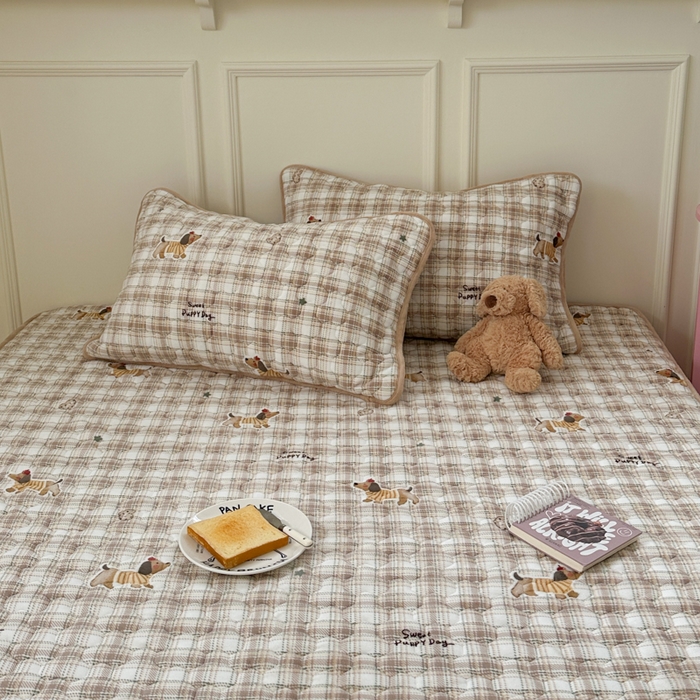 91家纺网 家纺一手货源 找家纺 Sweet dreams甜梦 2025新款高克重牛奶绒印花夹棉床笠 苹果腊肠狗