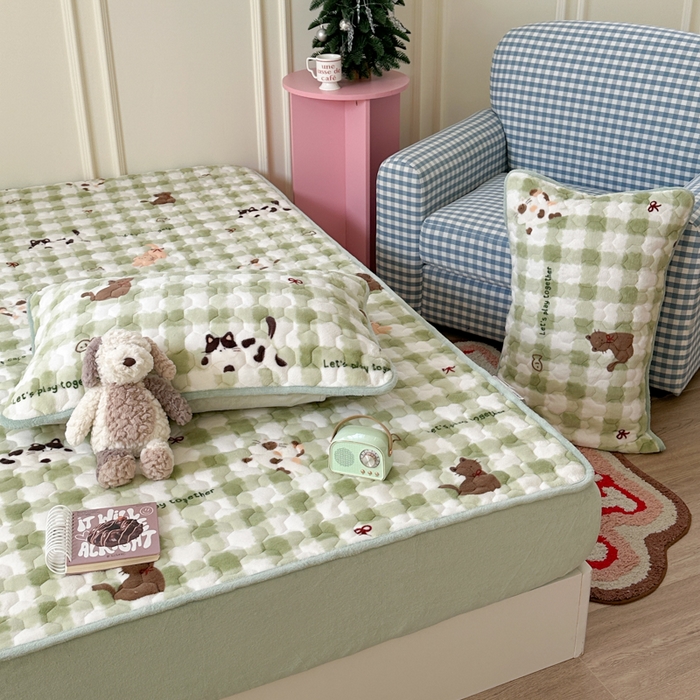 91家纺网 家纺一手货源 找家纺 Sweet dreams甜梦 2025新款高克重牛奶绒印花夹棉床笠 格子猫猫