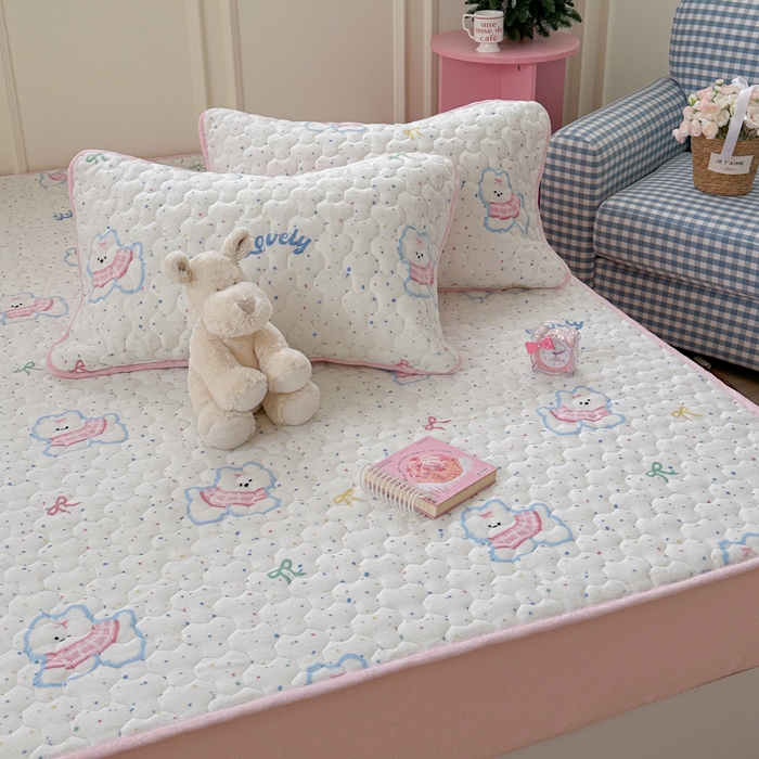 91家纺网 家纺一手货源 找家纺 Sweet dreams甜梦 2025新款高克重牛奶绒印花夹棉床笠 斑点狗狗