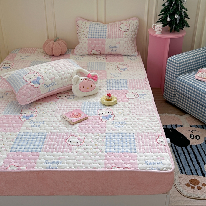 91家纺网 家纺一手货源 找家纺 Sweet dreams甜梦 2025新款高克重牛奶绒印花夹棉床笠 粉色猫猫